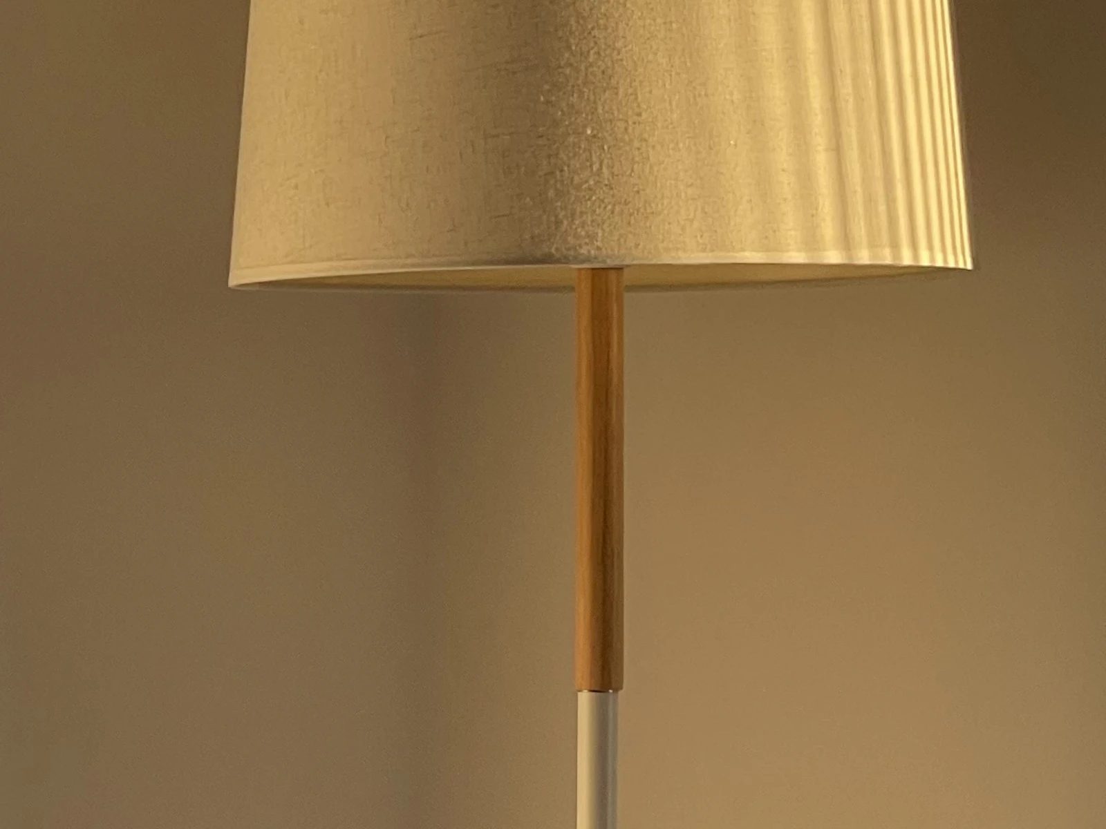 Detail of the Pli floor lamp