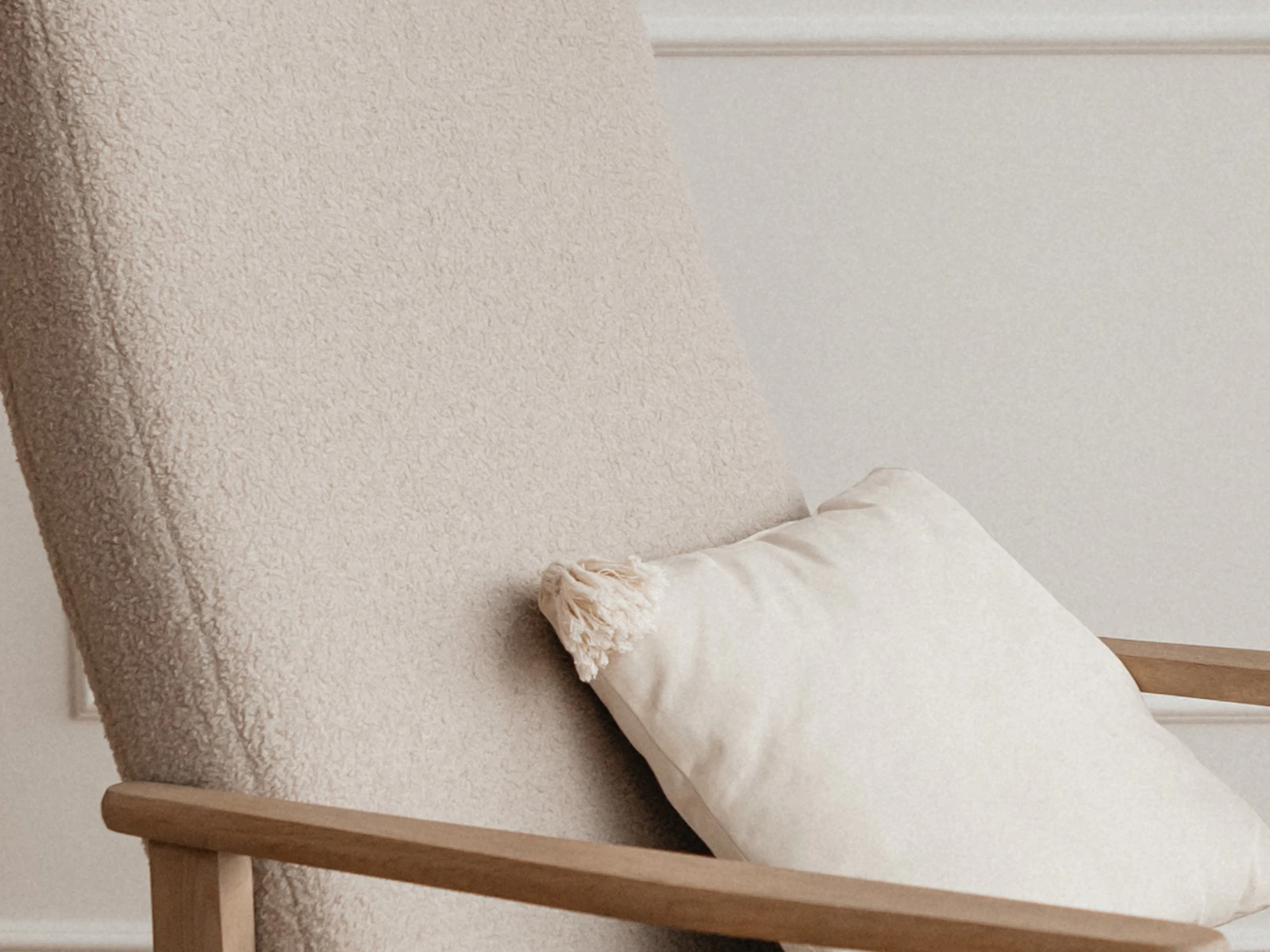 Detail of the Sora oak armchair