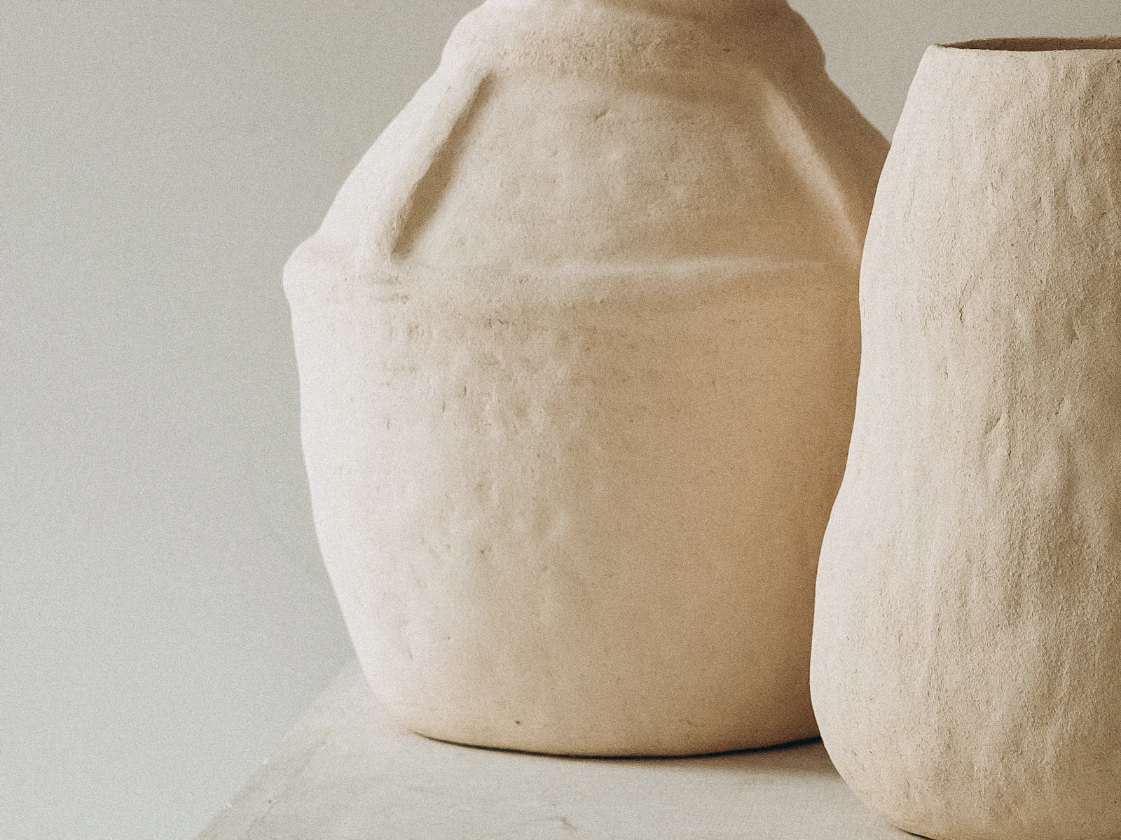 Detail of the Terra vases, set of 3