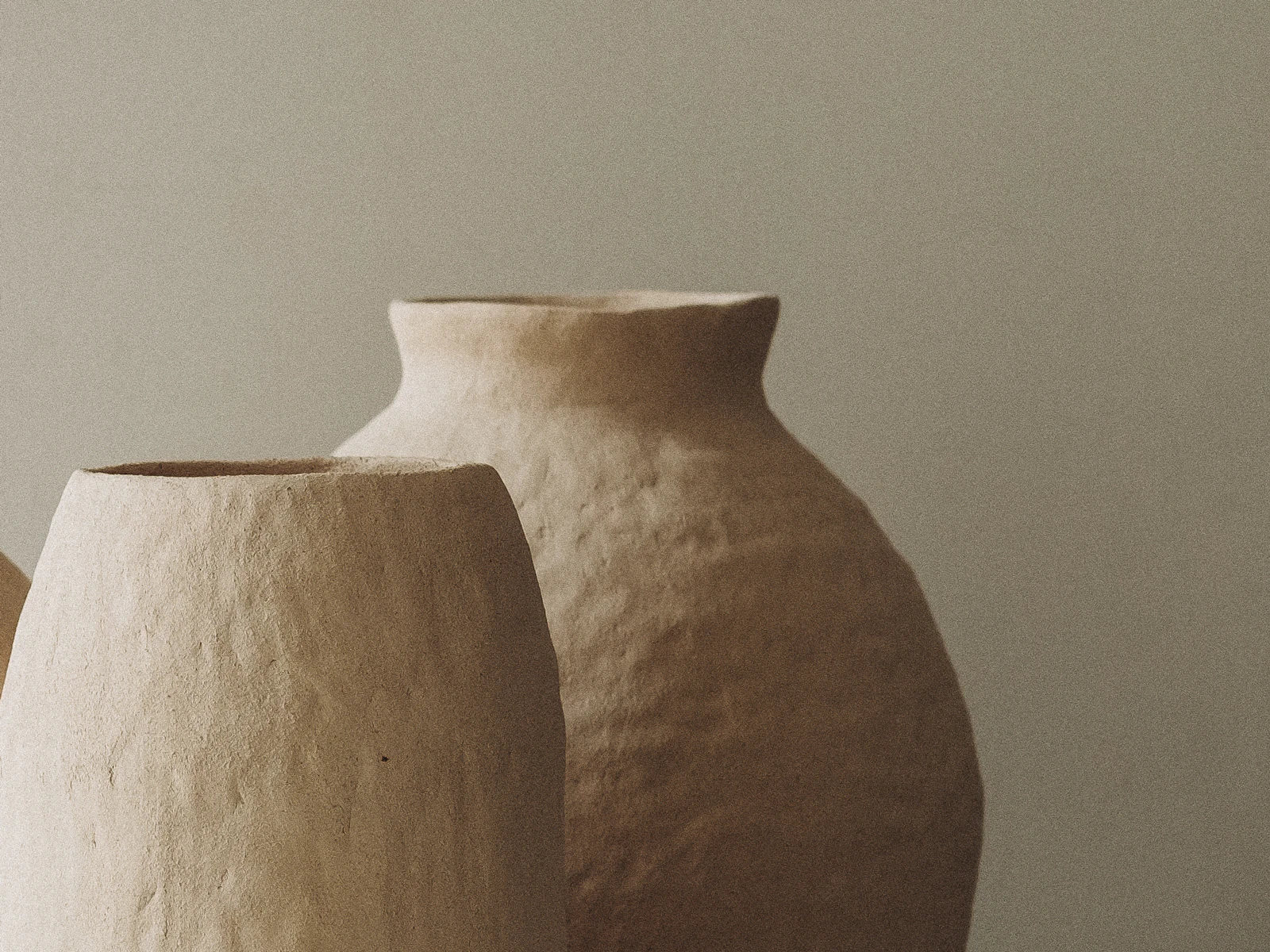 Detail of the Terra vases, set of 3